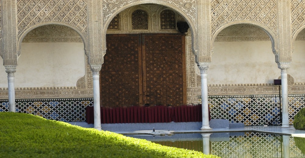 Cour int&eacute;rieure de l'Alhambra avec arches mauresques, azulejos et bassin, Andalousie musulmane