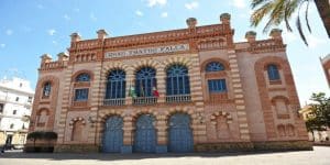 Gran Teatro Falla à Cadix, façade néo-mudéjar en briques rouges, escale culturelle voyage en train de luxe