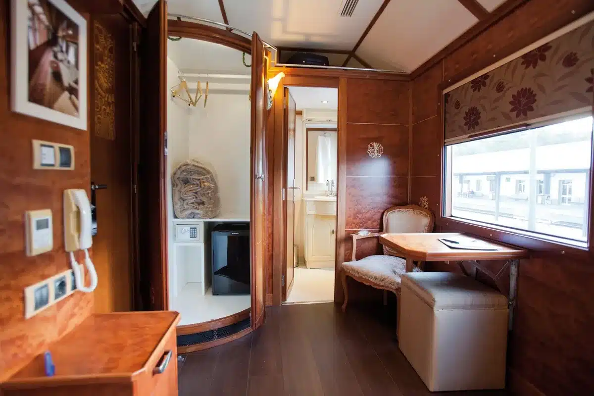 Suite Deluxe du train Al Andalus avec armoire dressing, coffre-fort et acc&egrave;s &agrave; la salle de bain priv&eacute;e