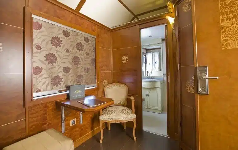 Coin bureau et fauteuil de la Suite Deluxe Al Andalus avec acc&egrave;s &agrave; la salle de bain privative