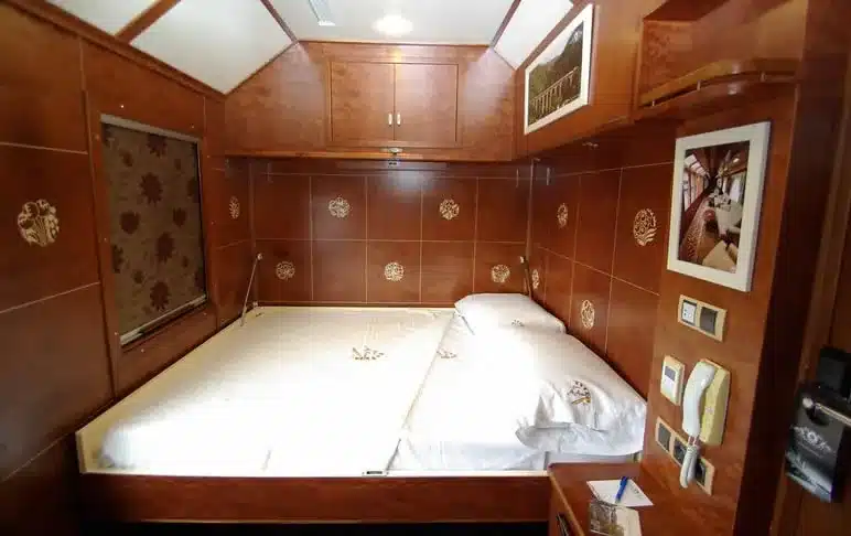 Lit double king-size pr&eacute;par&eacute; pour la nuit dans une Suite Deluxe du train Al Andalus