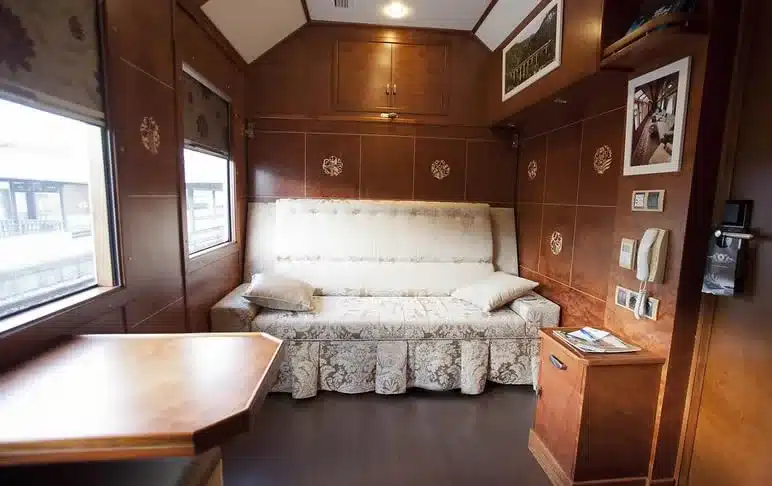 Suite Deluxe Al Andalus en mode jour avec sofa convertible et table de travail