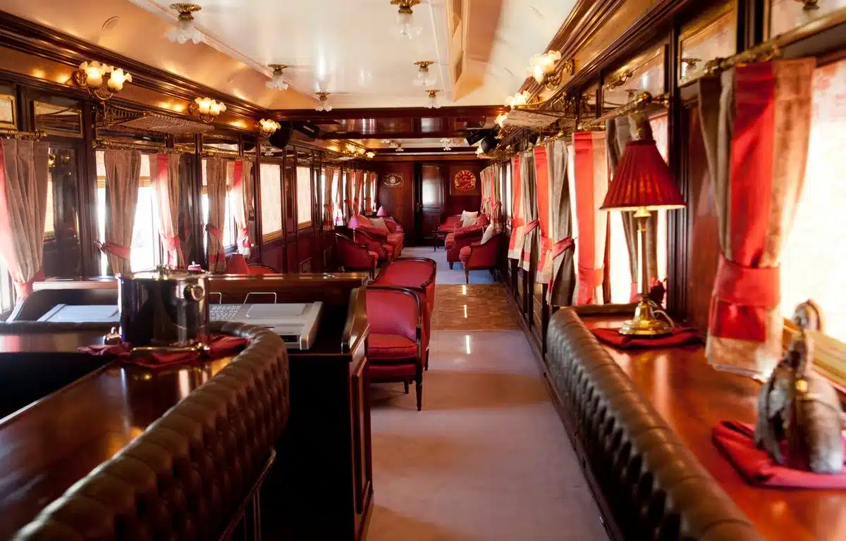 Voiture-bar du train Al Andalus avec piano, banquettes Chesterfield et lampes Belle &Eacute;poque