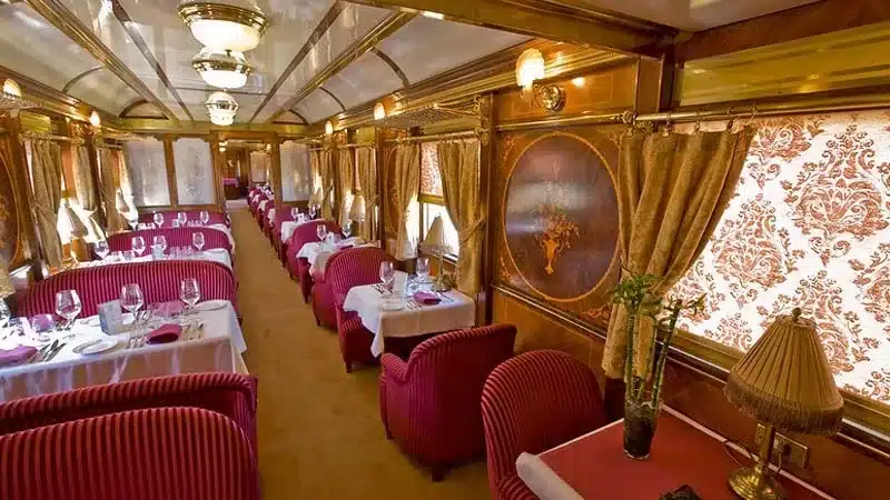 Voiture-restaurant du train Al Andalus avec marqueteries dor&eacute;es et fauteuils velours rouge