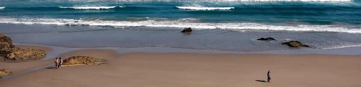 Plage de la c&ocirc;te cantabrique avec promeneurs, &eacute;tape paysag&egrave;re du voyage Transcant&aacute;brico