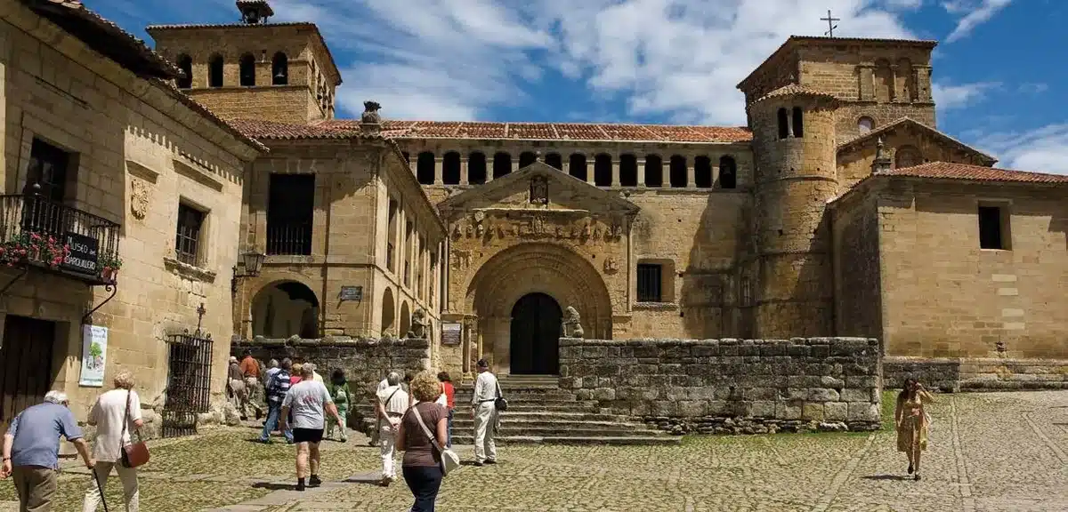 Coll&eacute;giale Santa Juliana de Santillana del Mar en Cantabrie, &eacute;tape m&eacute;di&eacute;vale du voyage Transcant&aacute;brico