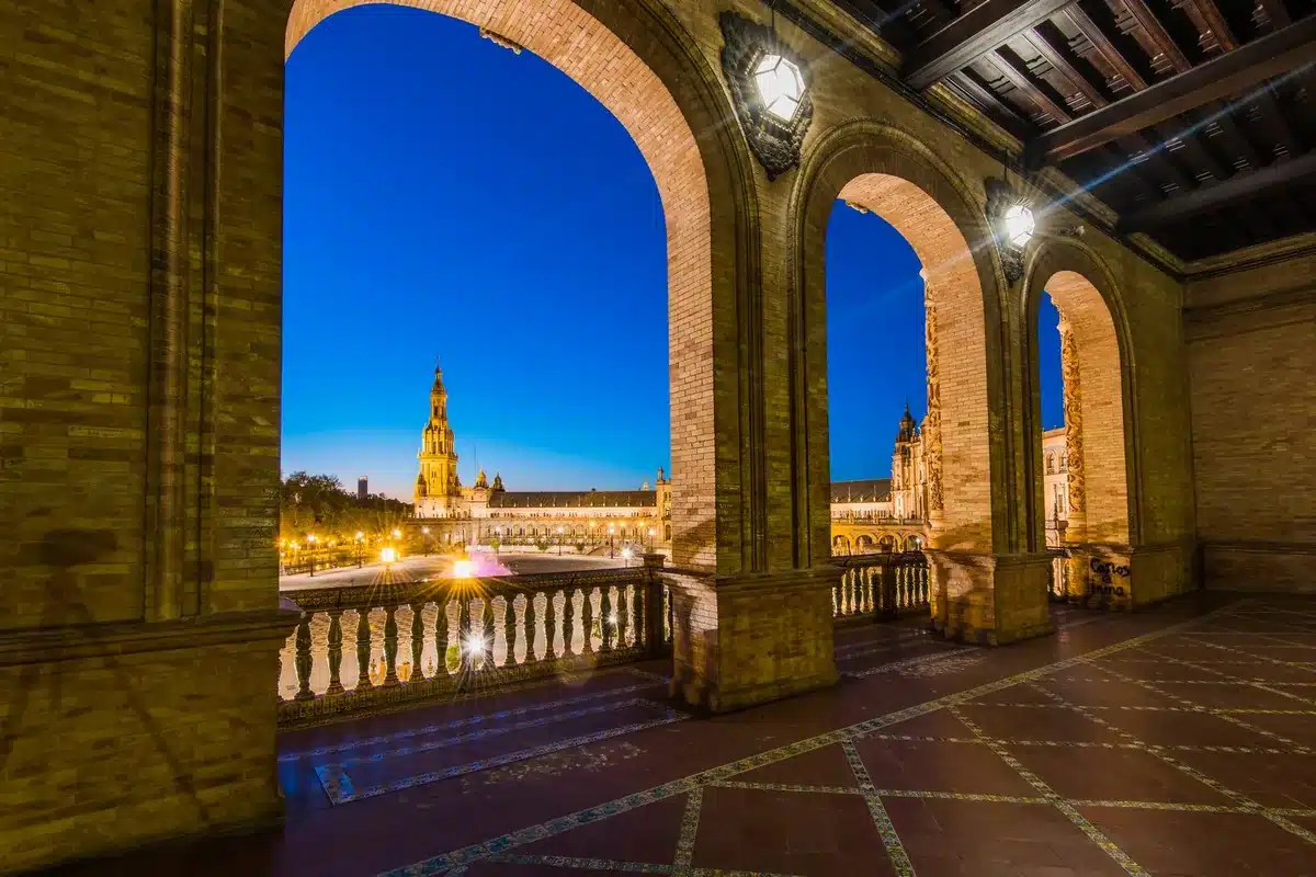 Plaza de Espa&ntilde;a de S&eacute;ville illumin&eacute;e &agrave; l'heure bleue, point de d&eacute;part du train Al Andalus
