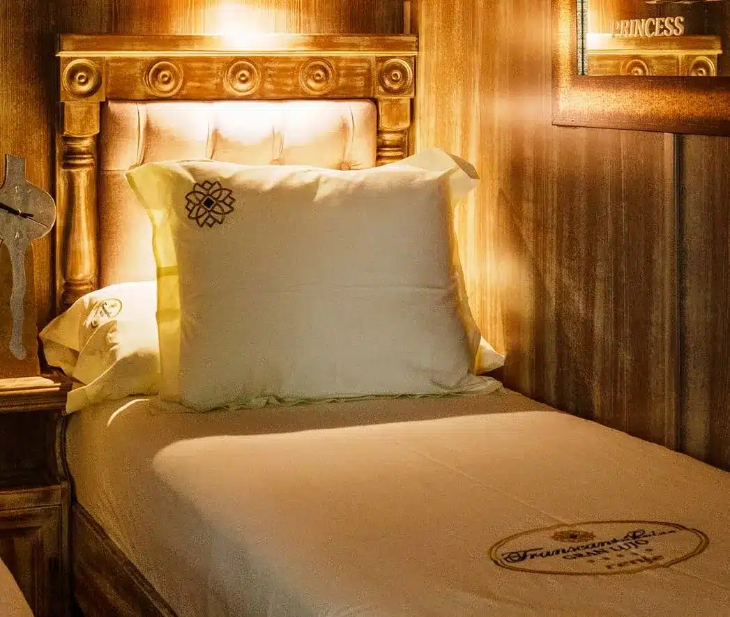 Cabine Princess du train Transcant&aacute;brico Gran Lujo avec lit pr&eacute;par&eacute; et linge brod&eacute; Gran Lujo Renfe