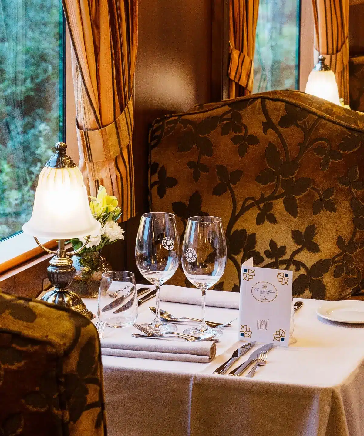 Voiture-restaurant du Transcant&aacute;brico Gran Lujo avec menu officiel Renfe, verres sigl&eacute;s et nappage damass&eacute;