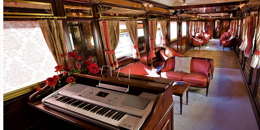 Voiture-bar du train Al Andalus avec piano et banquettes